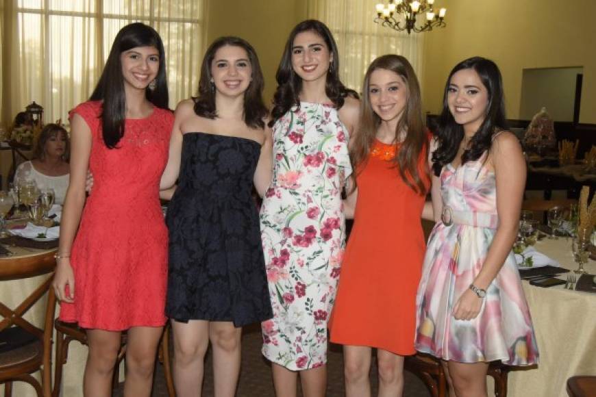 Vivian y Lorena Kattán, Daniella Facussé, Stephanie Kattán y Mariangela Larach.