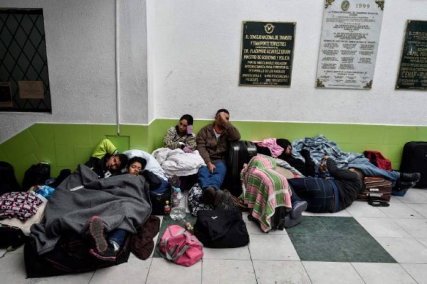 En los últimos días decenas de venezolanos han quedado varados en la frontera, donde equipos gubernamentales de salud ecuatorianos han atendido casos de deshidratación y problemas respiratorios y digestivos.