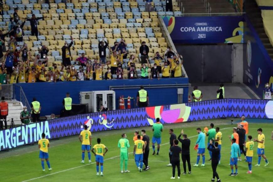 Los jugadores brasileños agradecieron el apoyo de sus aficionados.