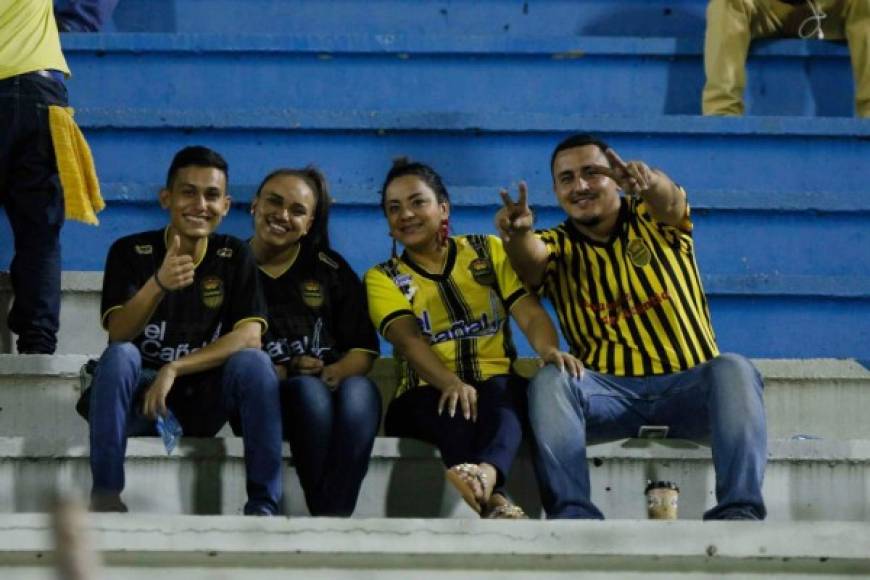 Aficionados del Real España posan en las gradas del estadio Morazán.