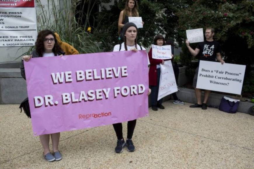 Universitarias y estudiantes de Ford llegaron a Washington D.C. para manifestarse contra el juez Kavanaugh.