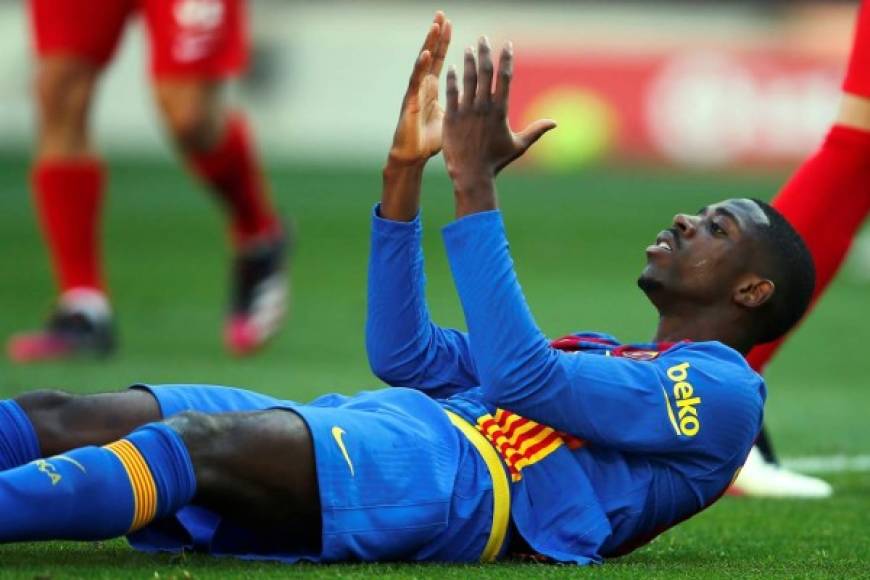 Ousmane Dembélé se lamenta tras fallar una clara ocasión de gol para el Barcelona.