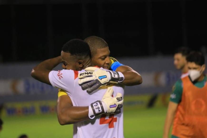 El amigable abrazo entre 'Buba' López y José Velásquez Colón, quien le marcó un gol en dicho partido. Foto Melvin Cubas