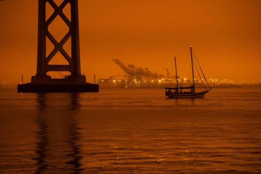 'Estas partículas de humo dispersan la luz azul y solo permiten que la luz amarillo-naranja-roja llegue a la superficie, haciendo que los cielos se vean anaranjados'.