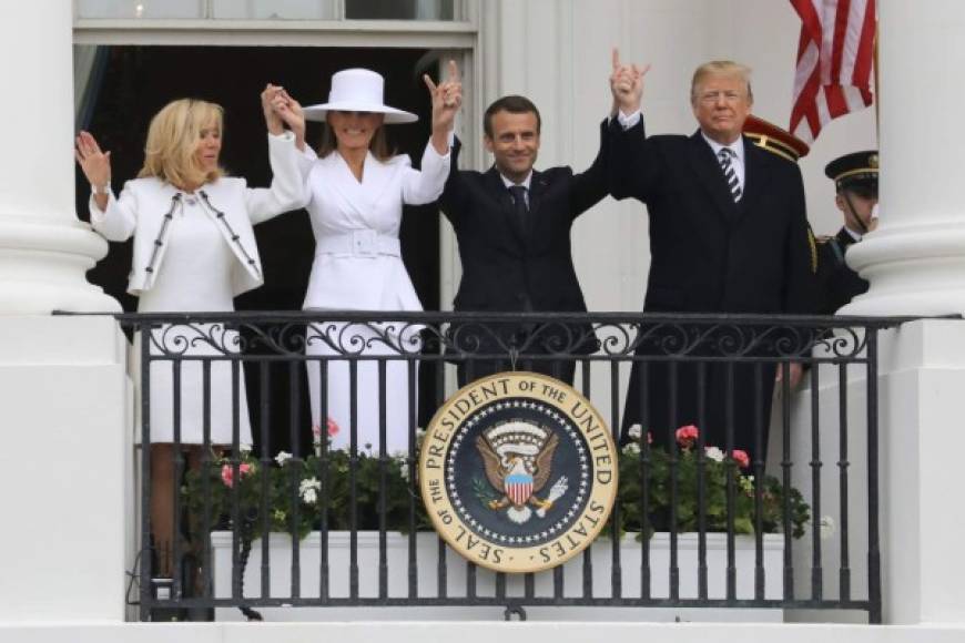 Los mandatarios y sus esposas saludaron a los funcionarios y sus invitados desde el balcón Truman de la Casa Blanca.