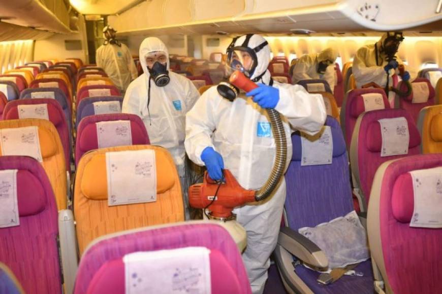 Las aerolíneas también extreman las medidas de desinfección y limpieza de sus aeronaves para evitar contagios.