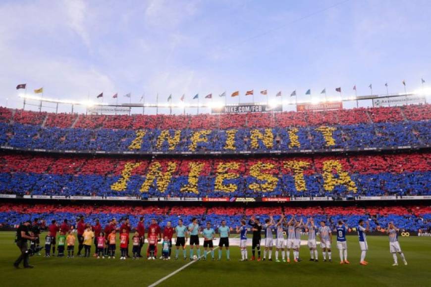 El impresionante mosaico con el que el Camp Nou se ha despedido de Iniesta. Con el blaugrana dominando, y los colores de la senyera, destacan las letras de ‘Infinit Iniesta’ en amarillo. Foto AFP