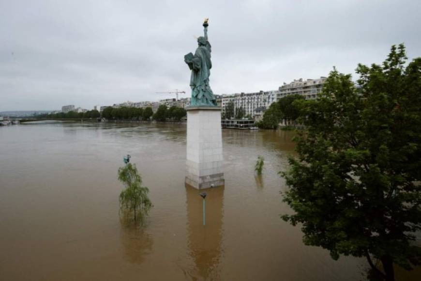 Las inundaciones tienen a miles sin energía y ya dejan 16 personas muertas en Europa. AFP