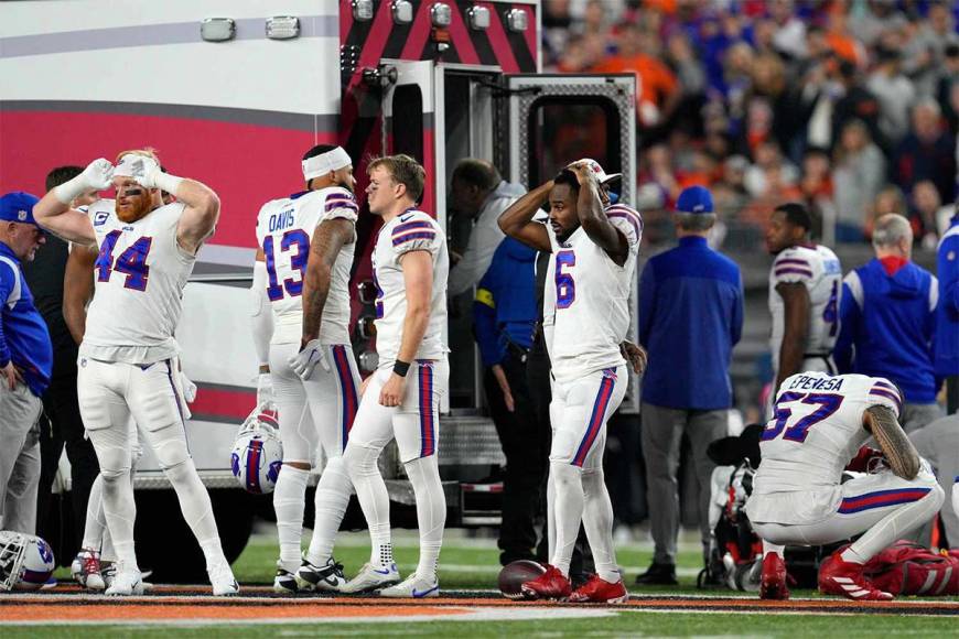 Las dramáticas imágenes del feo momento que se vivió en la NFL luego de que el jugador Damar Hamlin de los Buffalo Bills se desplomara de espaldas y debió recibir reanimación cardiopulmonar tras una tacleada.