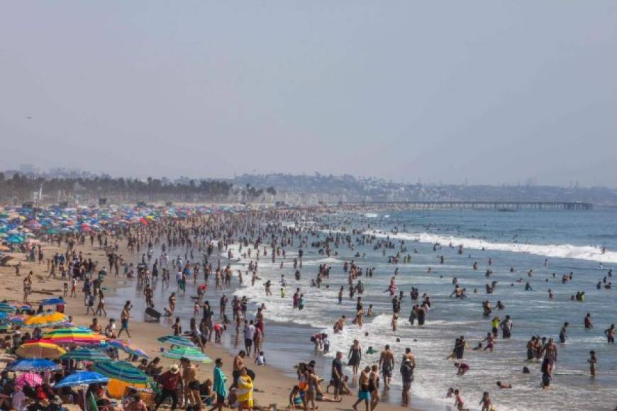 Miles de personas abarrotaron las playas de ambas costas estadounidenses durante el fin de semana alargado hasta este lunes, feriado por el Día del Trabajo (Labor Day), que también es considerado la despedida oficial del verano y las vacaciones.