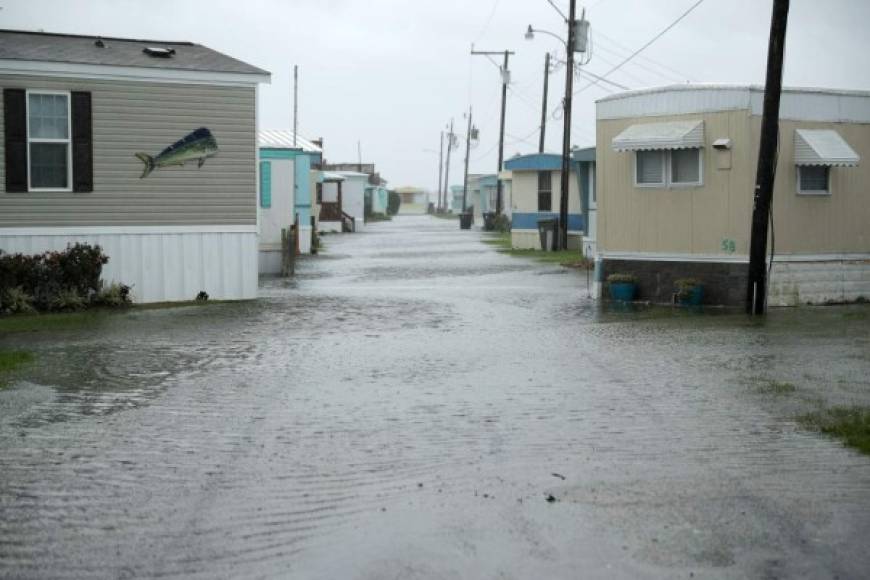 Las inundaciones repentinas comenzaron a cubrir los pueblos costeros en Carolina del Norte.