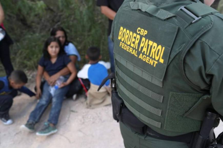 La política de tolerancia cero contra los indocumentados en Estados Unidos está generando un gran hueco entre las familias. Al menos 2.000 menores inmigrantes fueron separados de sus padres en la frontera con México en un plazo de seis semanas, informaron las autoridades estadounidenses.