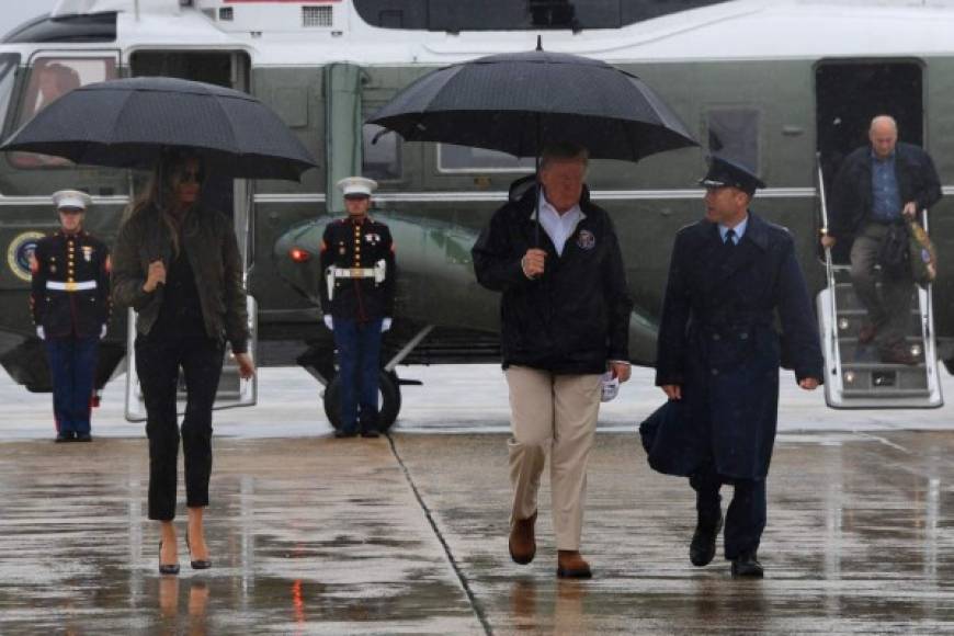 Melania Trump decidió no utilizar botas pese a las fuertes lluvias que afectan Texas y optó por sus clásicos stilettos que combino con una chaqueta verde olivo y pantalones negros.<br/>