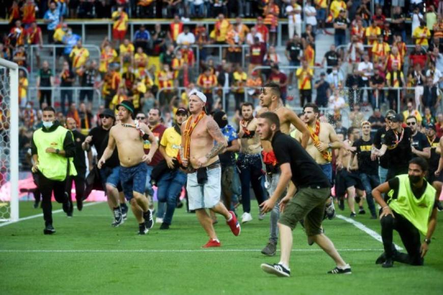 Los ultras del Lens se fueron en busca de los aficionados del Lille para protagonizar una vergonzosa batalla campal.