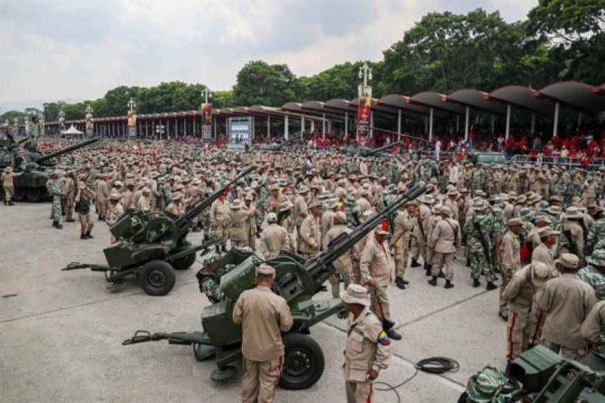 Maduro siguió con las compras de armamento, adquiriendo unidades artilleras además adoptó el kalashnikov, el arma de fabricación rusa más vendida del mundo, como su fusil reglamentario.