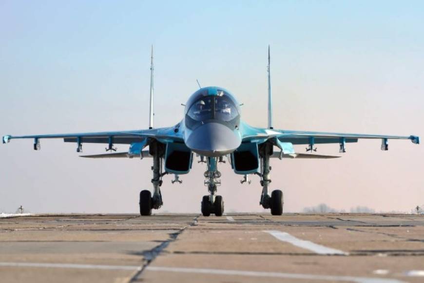 El Su-34 o 'Fullback', como lo llama la OTAN, es uno de los aviones de ataque más avanzados del Ejército ruso. El cazabombardero biplaza, es pesado y de largo alcance, su diseño ha sido basado en el caza de superioridad aérea Su-27.