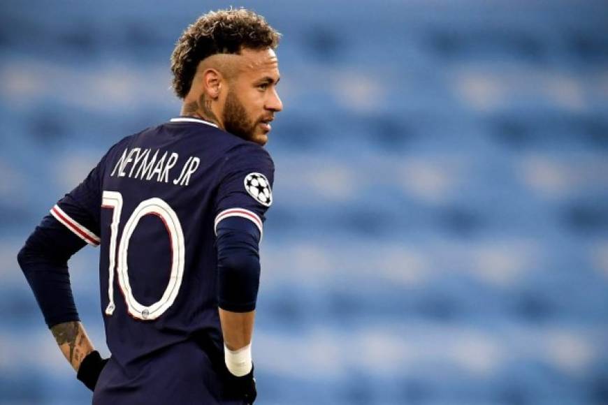 El brasileño lo intentó y fue por minutos el creador de juego en el PSG. El césped en la primera mitad le pasó factura. Foto EFE.