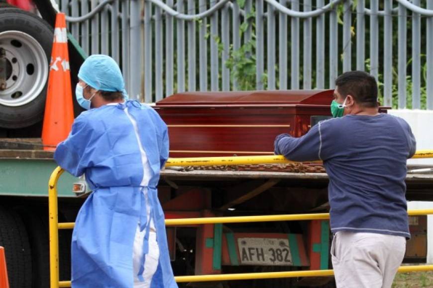 Los guayaquileños comenzaron a publicar videos de cuerpos abandonados en las calles y mensajes de auxilio de familiares para enterrar a sus muertos.