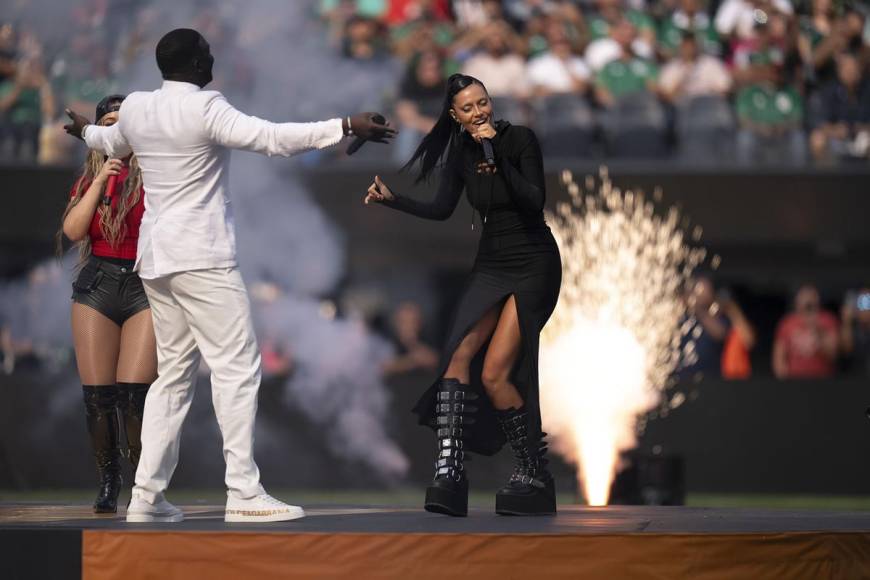 Los cantantes Chiquis Rivera, Oriana Sabatini y Akon pusieron a bailar a todos en el SoFi Stadium con su música antes de la final.