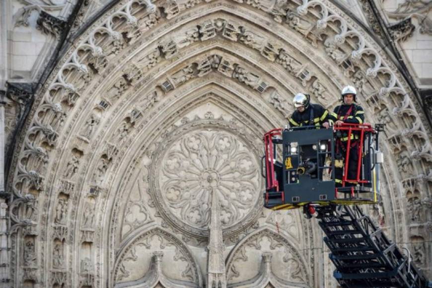 Según el padre Hubert Champenois, rector de la catedral, 'todo estaba en orden' el viernes por la noche. 'Cada noche, antes de cerrar, se efectúa una inspección muy precisa', dijo.