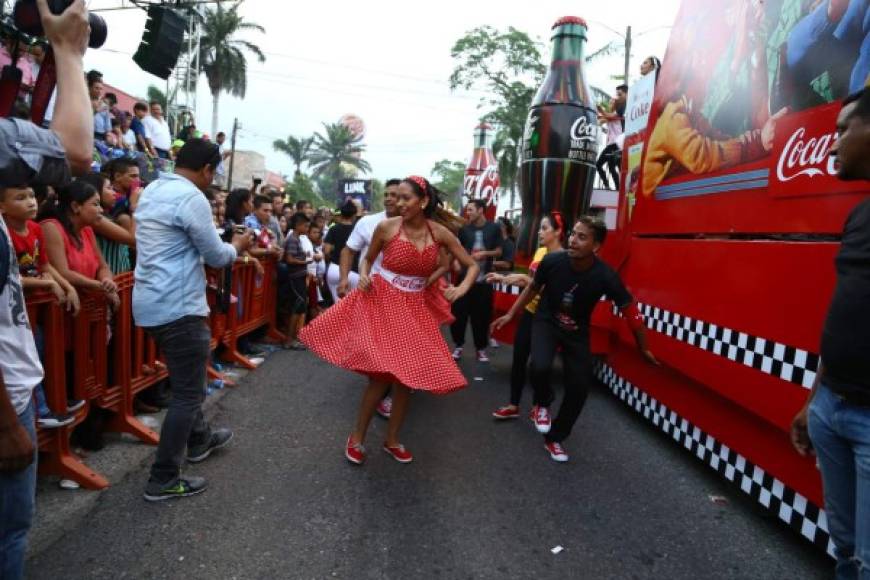 Al desfile de carrozas asistieron personas de los municipios aledaños a San Pedro Sula. Foto Franklin Muñoz