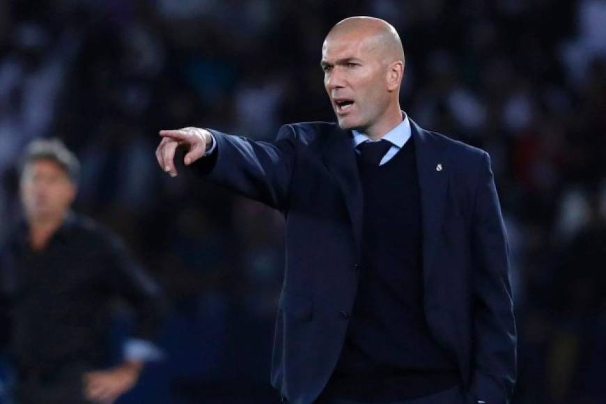 Zinedine Zidane no la pasa bien como entrenador del Real Madrid y su futuro ya es noticia en los medios españoles. Según informa este sábado el diario Marca, el francés tiene la plena confianza de continuar siendo entrenador del Real Madrid pese a los malos resultados. Es más, el citado medio sostiene que, si quiere, puede ser el DT del conjunto merengue 'hasta cuando él quiera'. No hay duda que revertirá este duro momento.