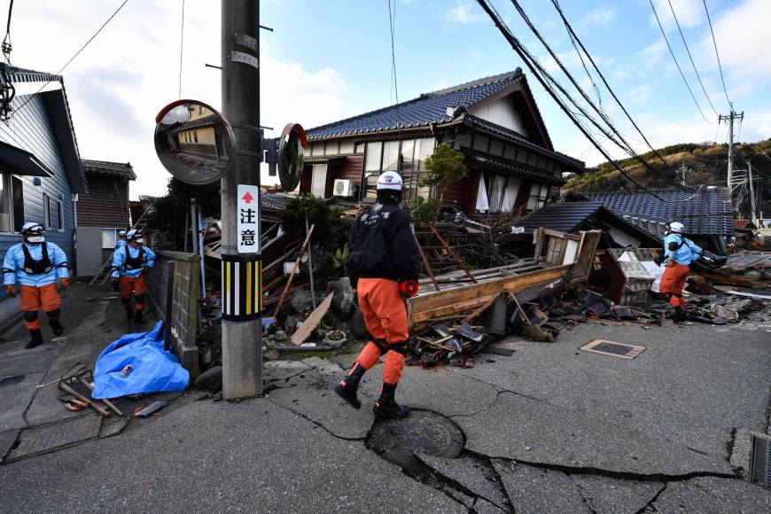 Los rescatistas japoneses corren “contra el tiempo” este martes para rescatar a los sobrevivientes del violento <b>terremoto</b> que sacudió el centro del país el día de Año Nuevo y dejó al menos 48 muertos y enormes daños
