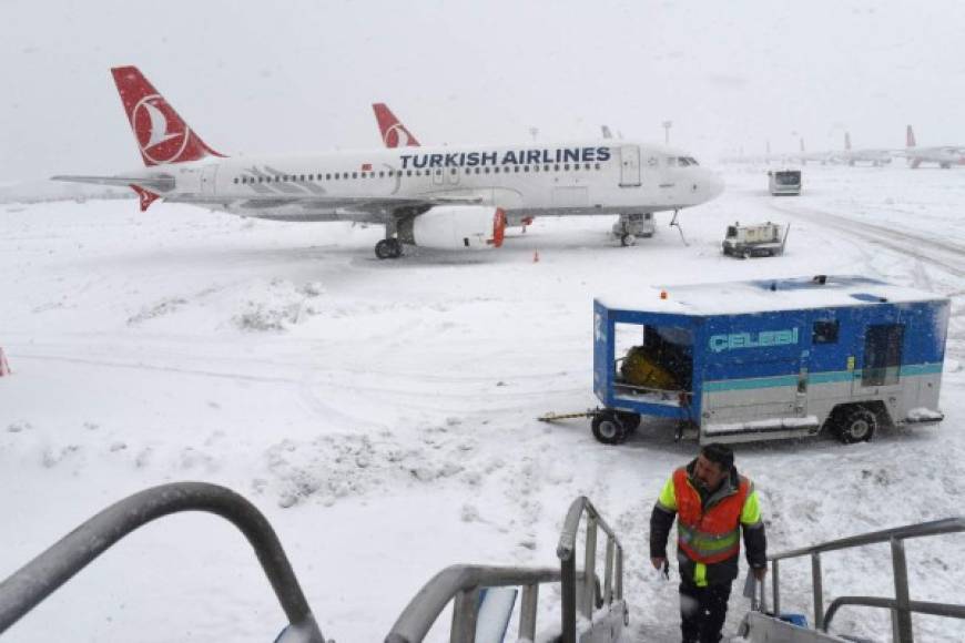 La compañía Turkish Airlines tuvo que cancelar este lunes otros 277 vuelos en los dos aeropuertos de la ciudad turca, según la agencia progubernamental Anadolu. Durante el fin de semana ya había anulado más de 600.