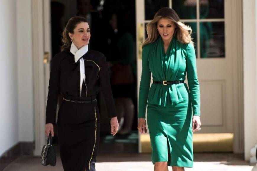 Melania le dio un recorrido a la reina Rania por los jardines de la Casa Blanca.
