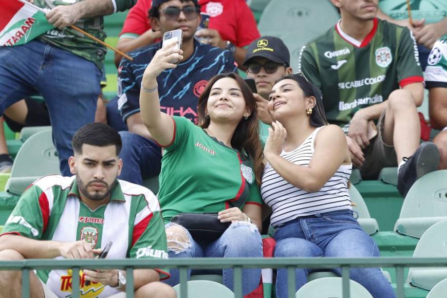 Una selfie antes del partido de estas dos lindas aficionadas del Marathón.