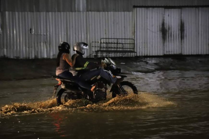 Después de cada lluvia los vehículos quedan varados y es imposible transitar.