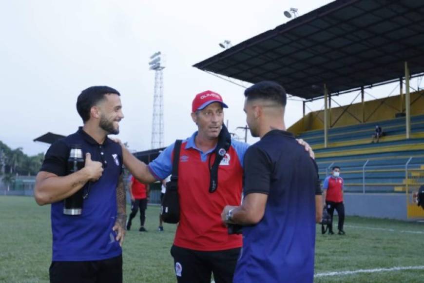 Los jugadores del Honduras Progreso ríen durante la charla con Pedro Troglio.