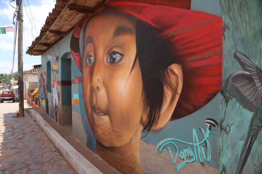 El rostro de un pequeño hondureño con su mirada inocente refleja la niñez del país.