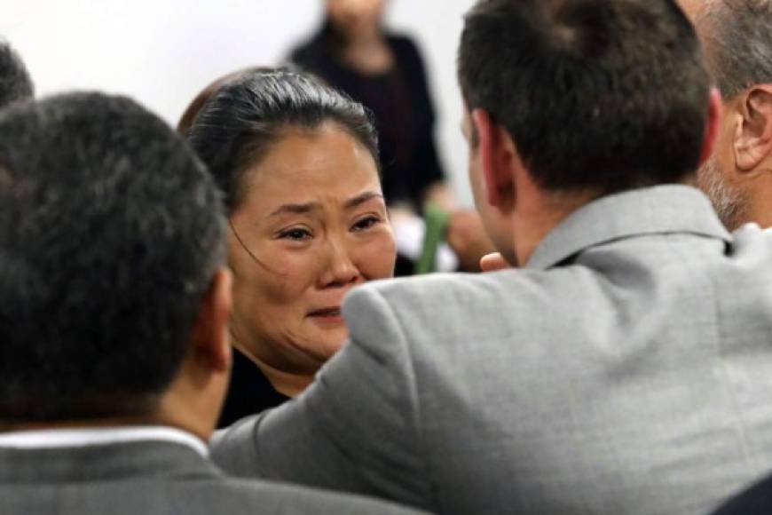 La hija del expresidente Fujimori, y que aspira a la presidencia de Perú, estalló en llanto tras conocer la decisión del juez que le concedió la libertad.