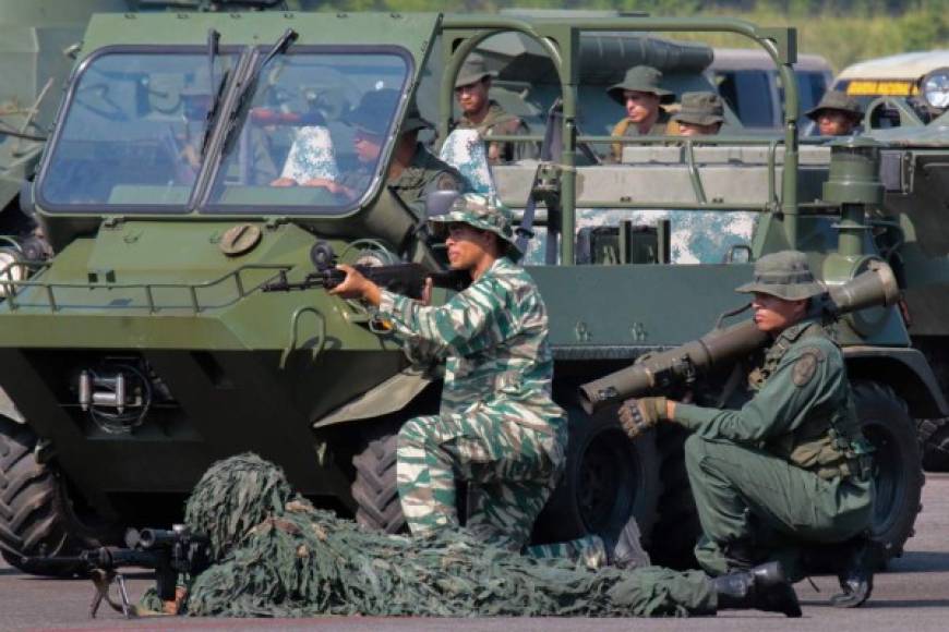 Members of the National Guard take part in a military exercise at Garcia Hevia airport in La Fria, Tachira state Venezuela September 10, 2019. (Photo by Schneyder MENDOZA / AFP)