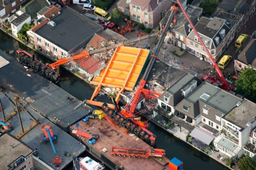 Holanda. Dos grúas que sostenían una enorme placa de cemento para renovar un puente cayeron sobre edificios de una calle comercial provocando al menos 20 heridos.<br/>