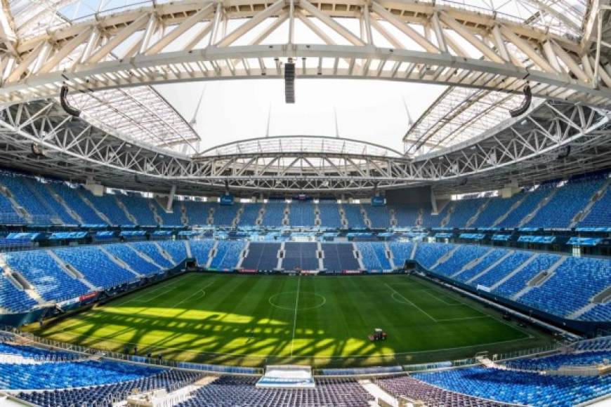 San Petersburgo Arena - Llamado Estadio Krestovsky y ubicado en la ciudad de San Petersburgo, es el estadio local del FC Zenit. Tras 10 años de construcción y más de 1.000 millones de dólares invertidos, las obras culminaron en 2017. Tiene capacidad para 70.000 personas. Foto AFP