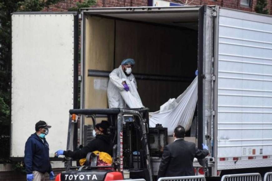 Mientras el destino de estos cuerpos aún se desconoce, la ciudad se prepara para afrontar una sola ola de la pandemia.