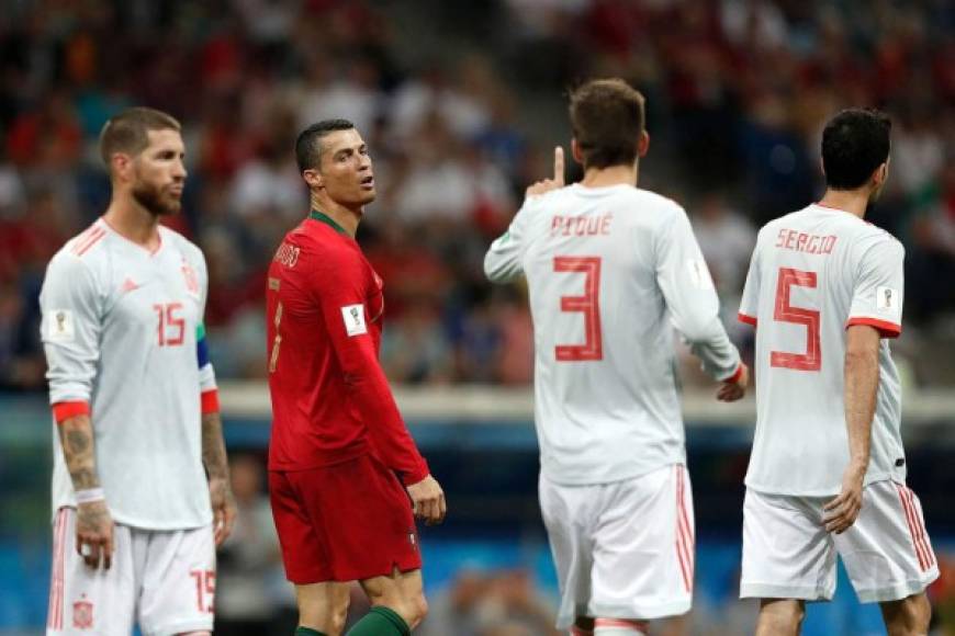 Cristiano Ronaldo le reclamó a Gerard Piqué. Foto AFP