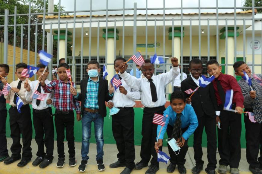 Los niños se vistieron de gala y en sus manos tenían banderas de Honduras y Estados Unidos.