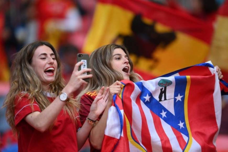 Las españolas también se hicieron presentes y adornaron con su belleza el duelo de semifinal de la Eurocopa.