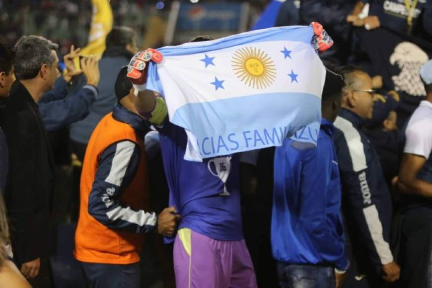 Jonathan Rougier tuvo un bonito gesto para el país. El portero argentino colocó en la bandera de Argentina las estrellas de la bandera de Honduras.