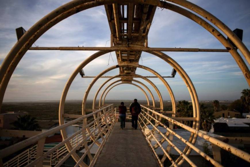 Y este es un puente peatonal en Playas de Tijuana, México.