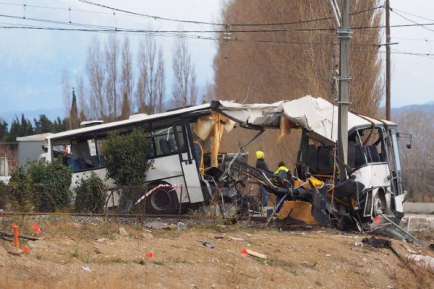 Francia. <br/>Bus escolar choca contra un tren. Imagen de un autobús escolar accidentado ayer en Millas, en el que fallecieron 5 niños y más de 10 menores resultaron heridos tras chocar con un tren.