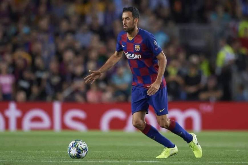 Sergio Busquets (32 años) - El mediocampista español tendría un pie fuera del Barcelona con la llegada de Ronald Koeman. Jugó esta temporada 42 partidos entre Liga (33 - marcó 2 goles), Copa del Rey (2) y Champions (7).