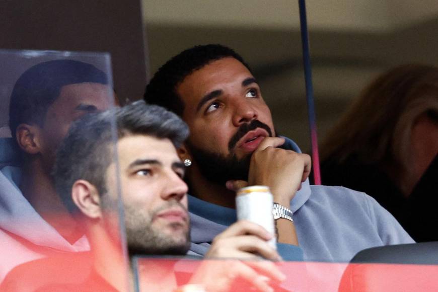 Drake - El cantante de rap estuvo presente en el estadio para apoyar a Los Angeles Rams.