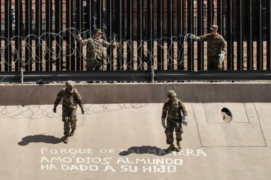 El Ejército de Estados Unidos reforzó la valla de seguridad en la frontera entre El Paso, Texas, y Ciudad Juárez, México, para frenar el cruce de inmigrantes indocumentados que se ha disparado en ese estado en los últimos meses.