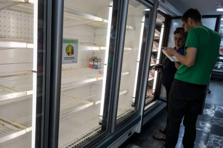 En supermercados de Caracas, la agencia Efe pudo constatar que en las neveras en las que debería exhibirse la carne de res están completamente vacías, cubiertas con protectores.