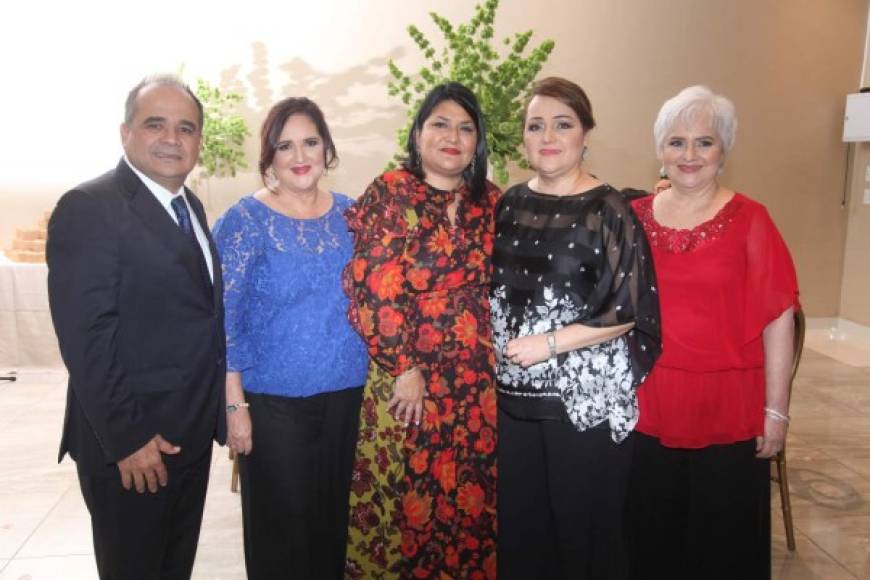 Félix e Ileana Soto con Regina de Tomé y Margarita de Hernández.