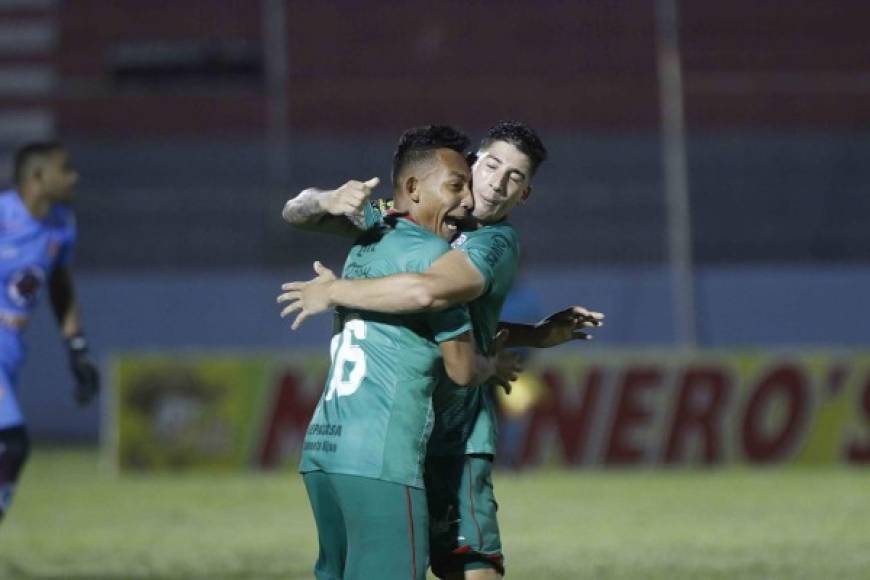 Marathón por fin ganó con un gol de penal de Allan Banegas. El capitán verdolaga celebró con el argentino Ryduan Palermo, a quien le cometieron la falta.